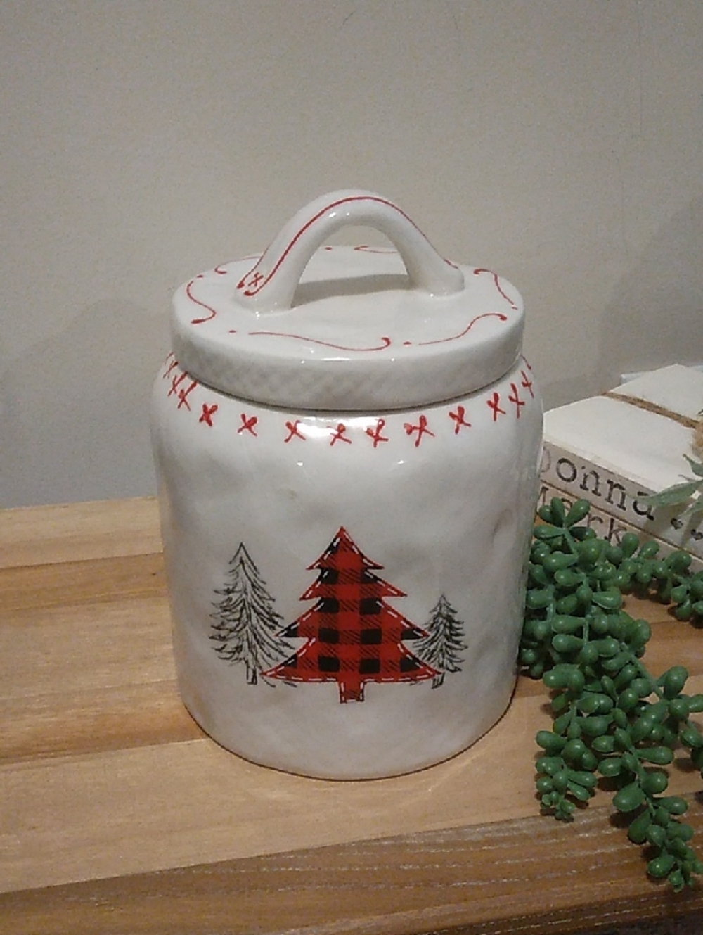 10 Strawberry Street North Pole Bed & Breakfast Canister